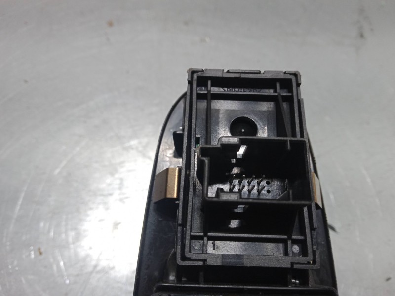 Recambio de mando elevalunas delantero izquierdo para fiat grande punto (199_) 1.2 referencia OEM IAM    Recambio de mando elevalunas delantero izquierdo para fiat grande punto (199_) 1.2 referencia OEM IAM