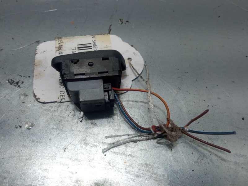 Recambio de mando elevalunas delantero derecho para volkswagen polo iv sedán (9a4, 9a2, 9n2, 9a6) 1.4 referencia OEM IAM    Recambio de mando elevalunas delantero derecho para volkswagen polo iv sedán (9a4, 9a2, 9n2, 9a6) 1.4 referencia OEM IAM