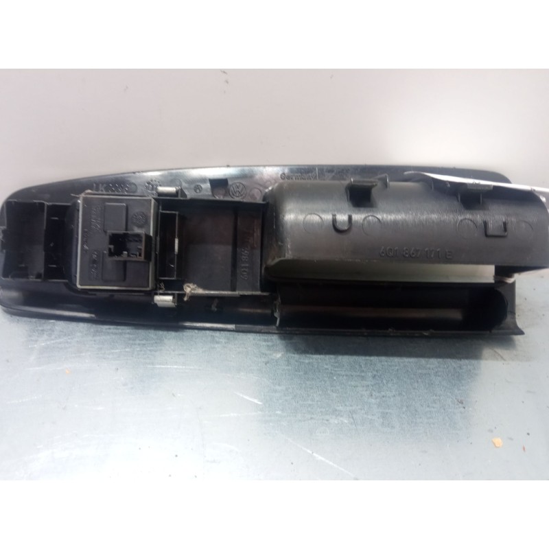 Recambio de mando elevalunas delantero izquierdo para volkswagen polo iv sedán (9a4, 9a2, 9n2, 9a6) 1.4 referencia OEM IAM    Recambio de mando elevalunas delantero izquierdo para volkswagen polo iv sedán (9a4, 9a2, 9n2, 9a6) 1.4 referencia OEM IAM
