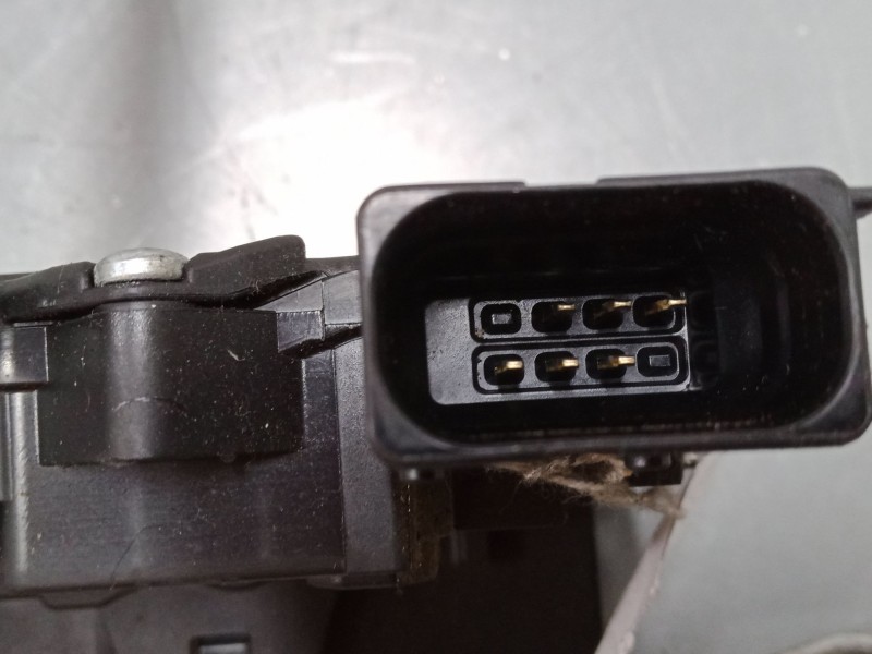 Recambio de cerradura puerta delantera izquierda para peugeot box bus17 l4h2 160 box bus17 l4h2 160 referencia OEM IAM 134215508