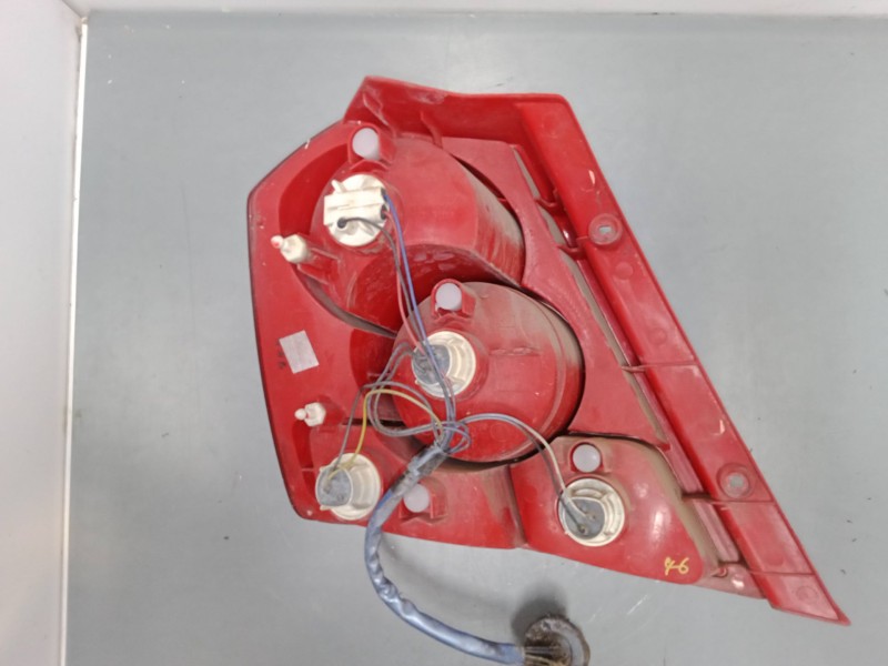 Recambio de piloto trasero derecho para chevrolet aveo / kalos hatchback (t200) 1.4 16v referencia OEM IAM    Recambio de piloto trasero derecho para chevrolet aveo / kalos hatchback (t200) 1.4 16v referencia OEM IAM