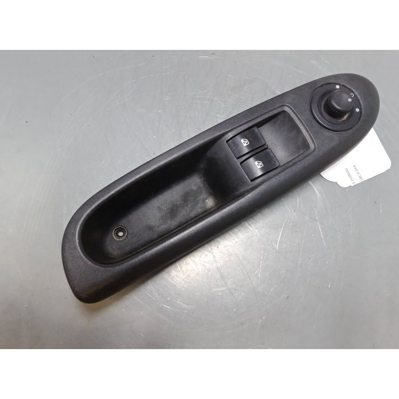 Recambio de mando elevalunas delantero izquierdo para renault clio ii (bb_, cb_) 1.5 dci (b/cb08) referencia OEM IAM   