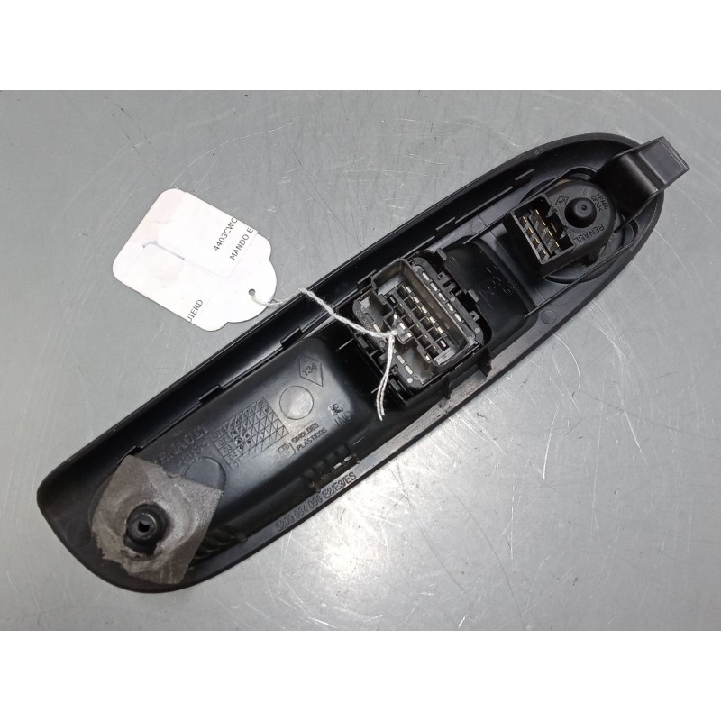 Recambio de mando elevalunas delantero izquierdo para renault clio ii (bb_, cb_) 1.5 dci (b/cb08) referencia OEM IAM    Recambio de mando elevalunas delantero izquierdo para renault clio ii (bb_, cb_) 1.5 dci (b/cb08) referencia OEM IAM