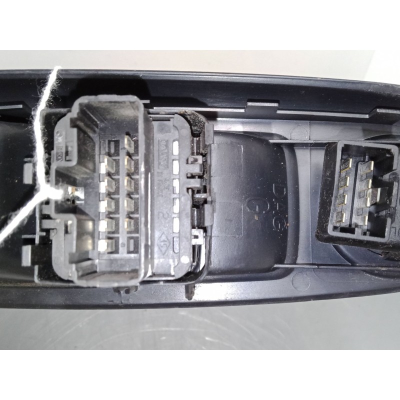 Recambio de mando elevalunas delantero izquierdo para renault clio ii (bb_, cb_) 1.5 dci (b/cb08) referencia OEM IAM    Recambio de mando elevalunas delantero izquierdo para renault clio ii (bb_, cb_) 1.5 dci (b/cb08) referencia OEM IAM