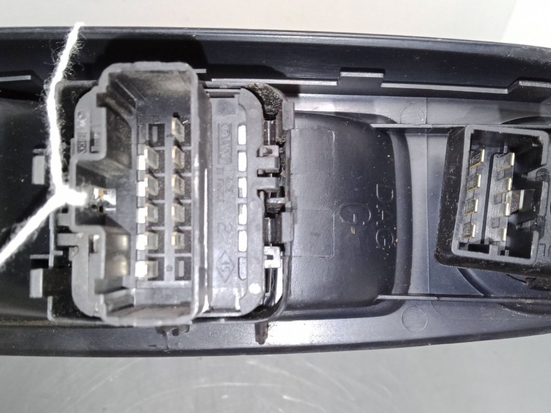 Recambio de mando elevalunas delantero izquierdo para renault clio ii (bb_, cb_) 1.5 dci (b/cb08) referencia OEM IAM    Recambio de mando elevalunas delantero izquierdo para renault clio ii (bb_, cb_) 1.5 dci (b/cb08) referencia OEM IAM