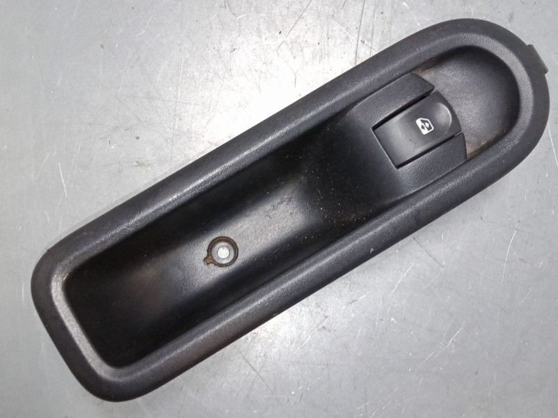 Recambio de mando elevalunas delantero derecho para renault twingo ii (cn0_) 1.5 dci 75 referencia OEM IAM    Recambio de mando elevalunas delantero derecho para renault twingo ii (cn0_) 1.5 dci 75 referencia OEM IAM