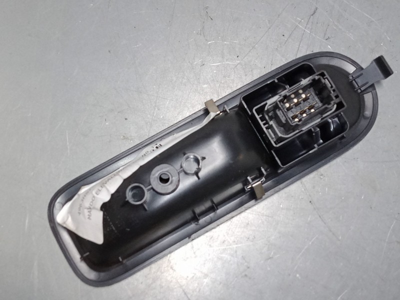 Recambio de mando elevalunas delantero derecho para renault twingo ii (cn0_) 1.5 dci 75 referencia OEM IAM    Recambio de mando elevalunas delantero derecho para renault twingo ii (cn0_) 1.5 dci 75 referencia OEM IAM