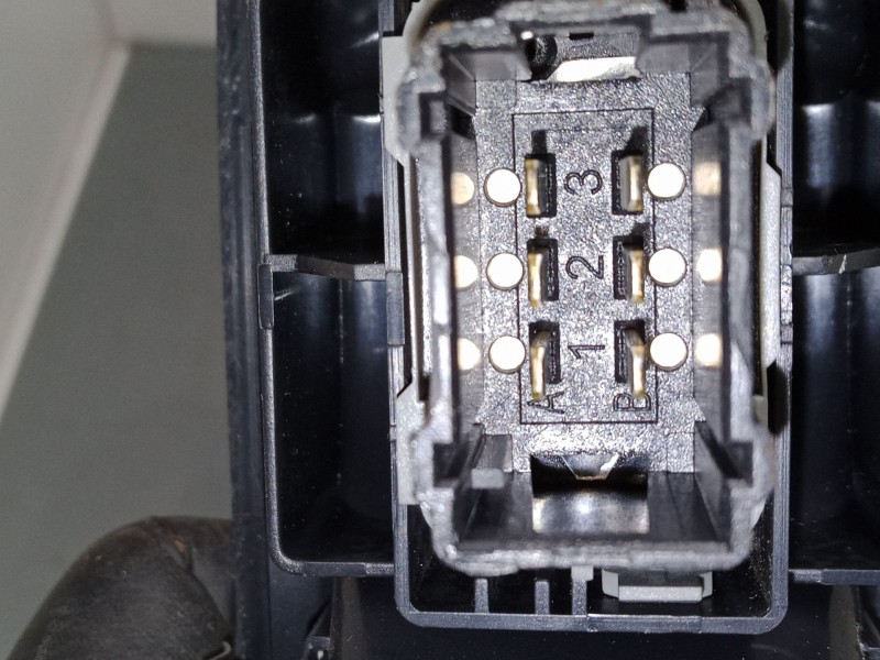 Recambio de mando elevalunas delantero derecho para renault twingo ii (cn0_) 1.5 dci 75 referencia OEM IAM    Recambio de mando elevalunas delantero derecho para renault twingo ii (cn0_) 1.5 dci 75 referencia OEM IAM