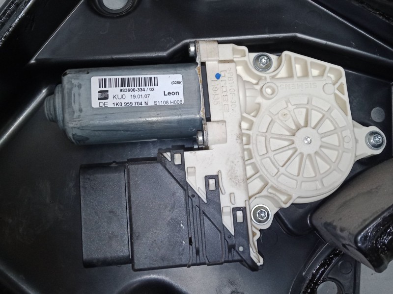 Recambio de elevalunas electrico trasero derecho para seat leon (1p1) 1.9 tdi referencia OEM IAM    Recambio de elevalunas electrico trasero derecho para seat leon (1p1) 1.9 tdi referencia OEM IAM