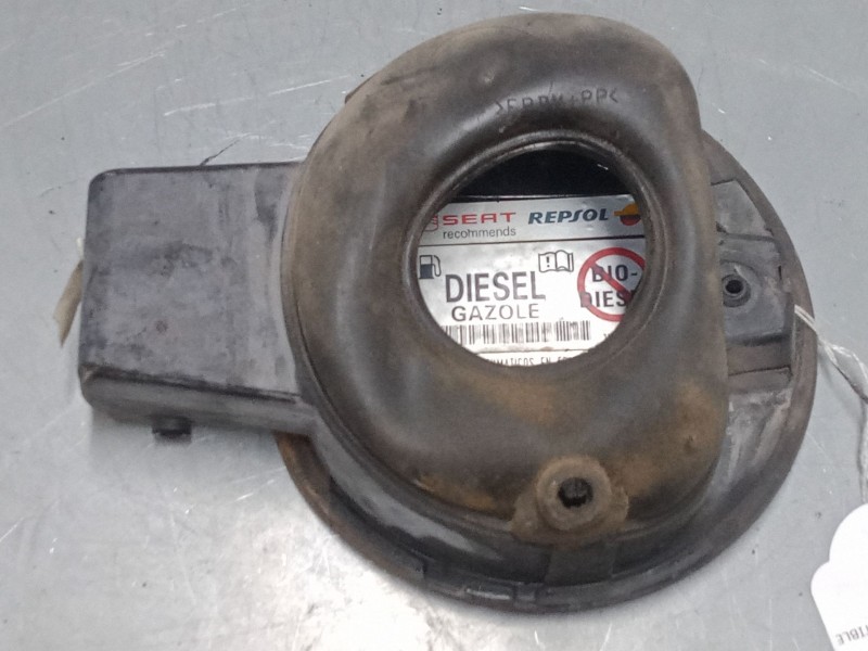 Recambio de tapa exterior combustible para seat leon (1p1) 1.9 tdi referencia OEM IAM 1K0010947C   Recambio de tapa exterior combustible para seat leon (1p1) 1.9 tdi referencia OEM IAM 1K0010947C