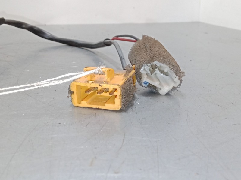 Recambio de anclaje cinturon delantero izquierdo para kia carnival ii (gq) 2.9 crdi referencia OEM IAM   