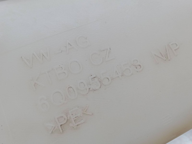 Recambio de deposito limpiaparabrisas para volkswagen polo iv (9n_, 9a_) 1.4 16v referencia OEM IAM   