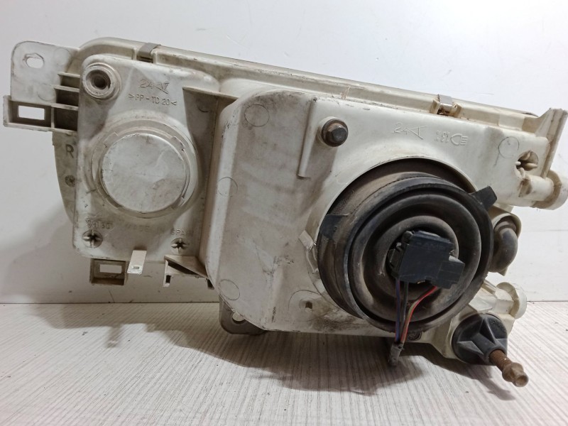 Recambio de faro derecho para nissan serena (c23) 2.3 d referencia OEM IAM   