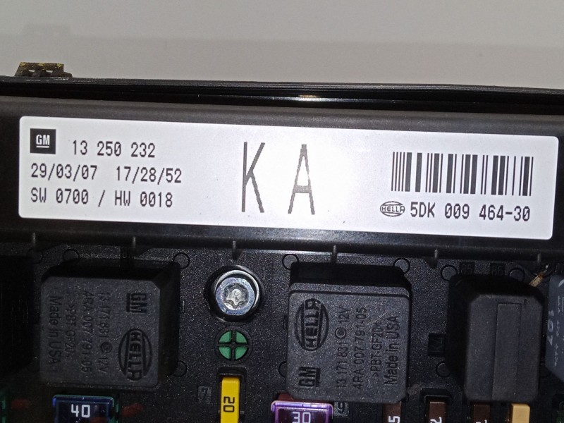 Recambio de caja reles / fusibles para opel zafira b furgoneta/monovolumen (a05) 1.9 cdti van (m75) referencia OEM IAM 13250232 