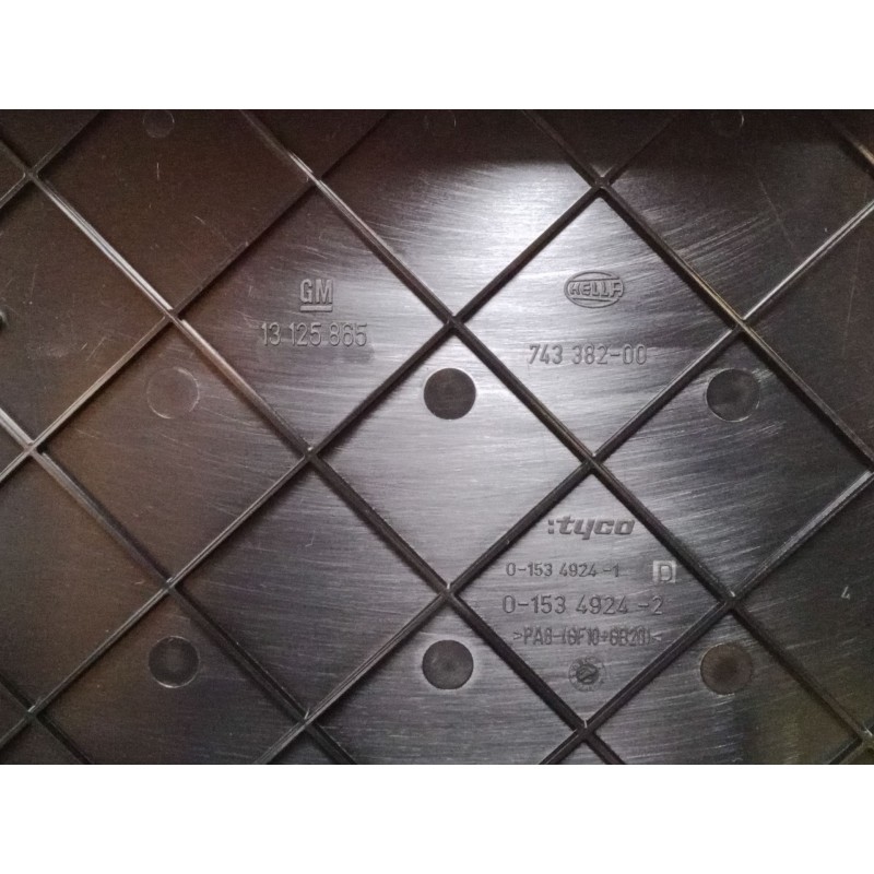 Recambio de caja reles / fusibles para opel zafira b furgoneta/monovolumen (a05) 1.9 cdti van (m75) referencia OEM IAM 13250232 