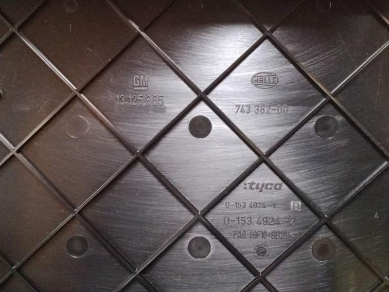 Recambio de caja reles / fusibles para opel zafira b furgoneta/monovolumen (a05) 1.9 cdti van (m75) referencia OEM IAM 13250232 