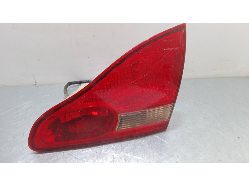 Recambio de piloto trasero derecho en porton para toyota avensis sedán (_t25_) 2.0 d-4d (cdt250_) referencia OEM IAM   