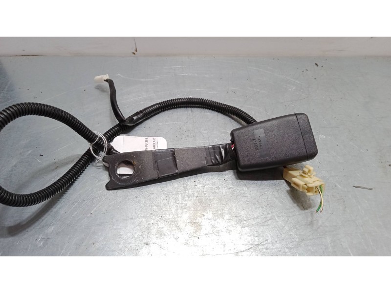 Recambio de anclaje cinturon delantero derecho para toyota avensis (_t25_) 2.4 (azt251_) referencia OEM IAM   