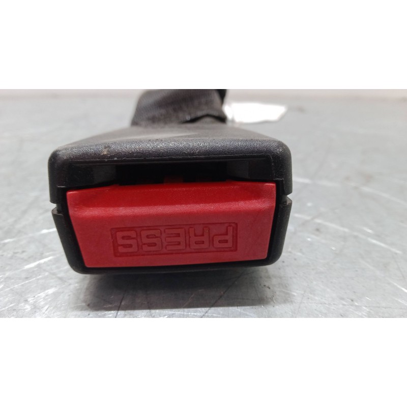 Recambio de anclaje cinturon trasero izquierdo para renault twingo ii (cn0_) 1.2 16v (cn04, cn0a, cn0b) referencia OEM IAM   