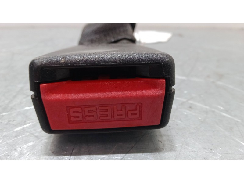 Recambio de anclaje cinturon trasero izquierdo para renault twingo ii (cn0_) 1.2 16v (cn04, cn0a, cn0b) referencia OEM IAM   