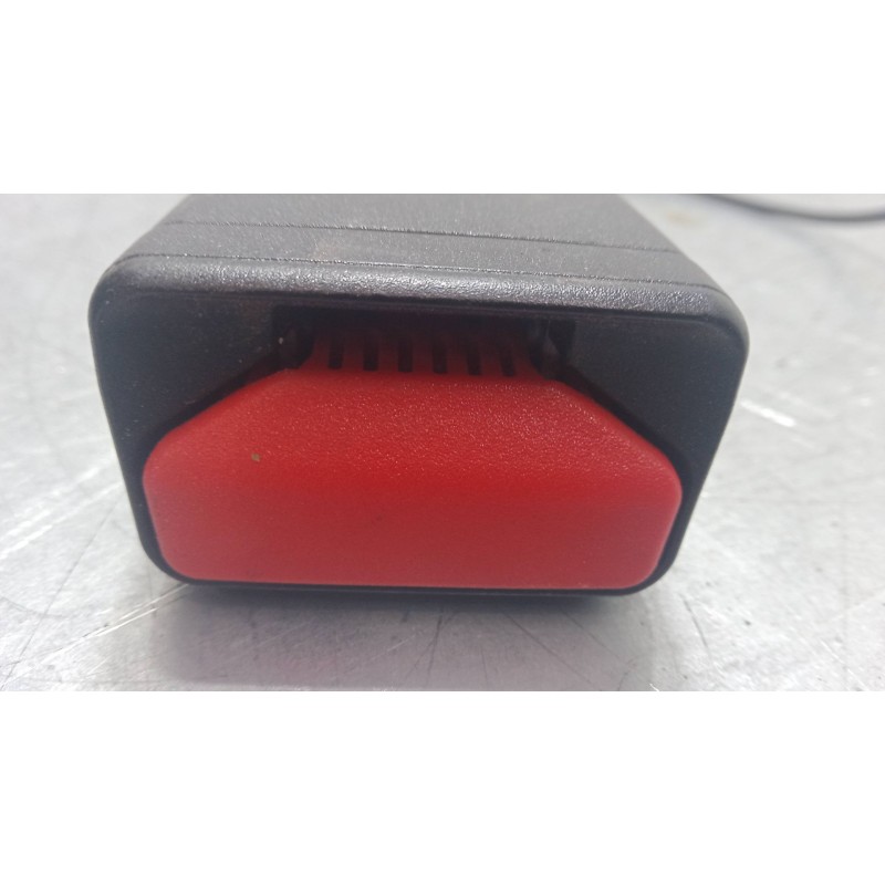 Recambio de anclaje cinturon delantero izquierdo para peugeot 208 i (ca_, cc_) 1.2 vti 82 referencia OEM IAM   
