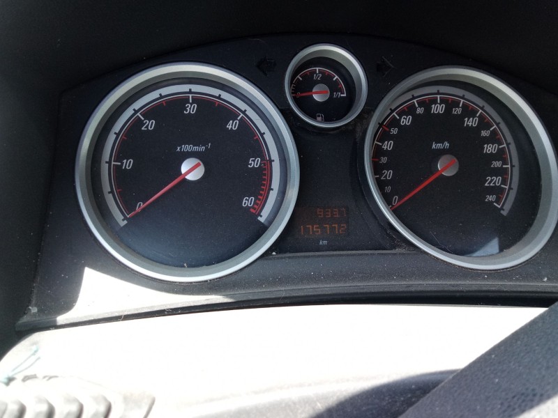 opel astra h gtc (a04) del año 2009