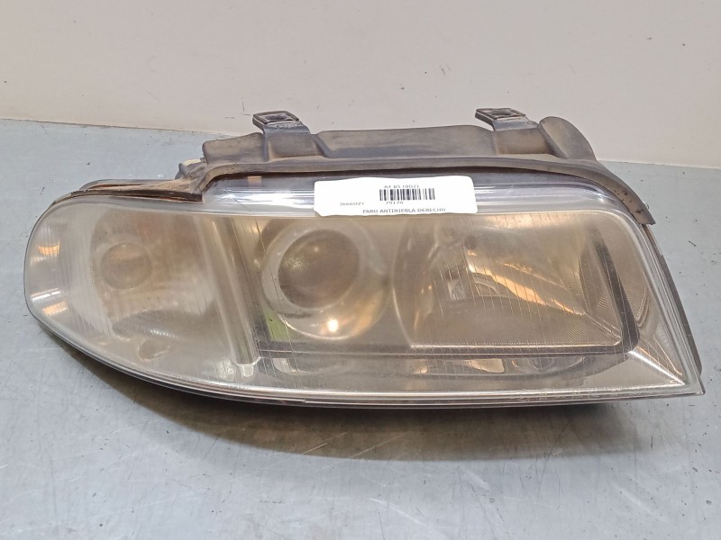 Recambio de faro derecho para audi a4 b5 (8d2) 1.8 referencia OEM IAM 8D0941004AK  