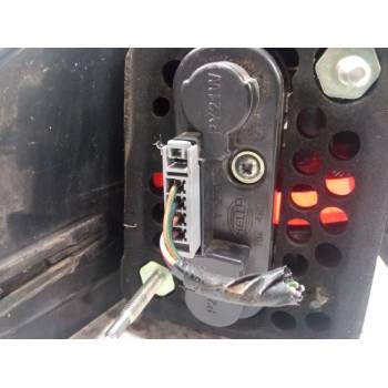 PILOTO TRASERO DERECHO 6M2113404AJ 
