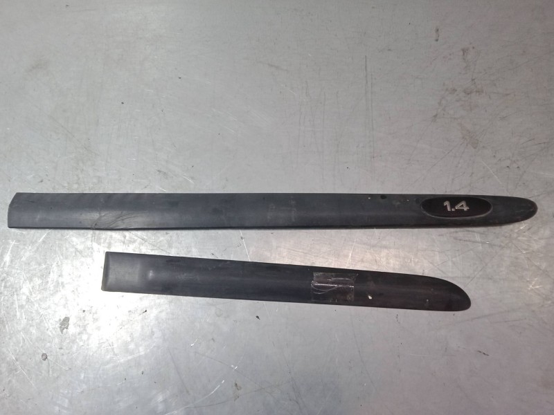 Recambio de moldura exterior derecha para renault clio ii (bb_, cb_) 1.4 (b/cb0c, b/cb0s) referencia OEM IAM   