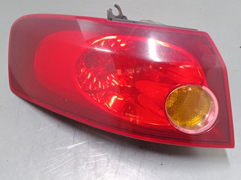 Recambio de piloto trasero izquierdo para fiat croma referencia OEM IAM 27490102  