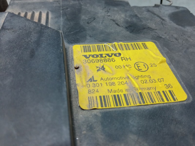 Recambio de faro derecho para volvo v50 (545) 1.8 referencia OEM IAM 30698886RH  0301198204