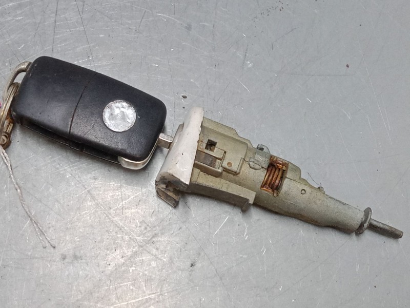 Recambio de bombin puerta delantera izquierda para citroën c3 ii (sc_) 1.4 referencia OEM IAM    Recambio de bombin puerta delantera izquierda para citroën c3 ii (sc_) 1.4 referencia OEM IAM