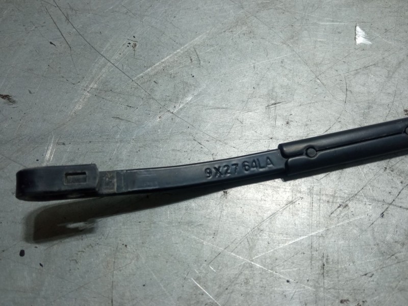 Recambio de brazo limpia delantero derecho para mazda 2 (de_, dh_) 1.4 mzr-cd referencia OEM IAM   