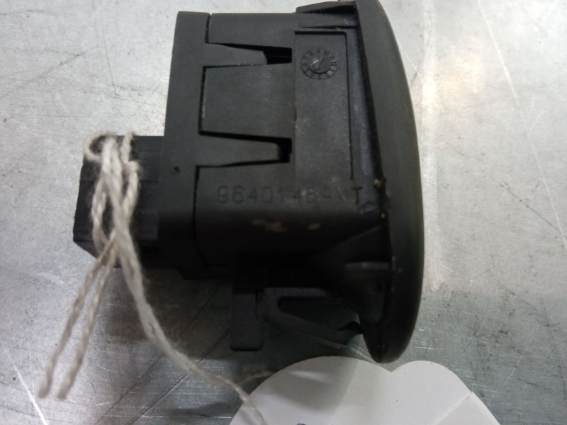 Recambio de mando elevalunas delantero izquierdo para citroën c3 i (fc_, fn_) 1.4 i referencia OEM IAM 96401469XT  