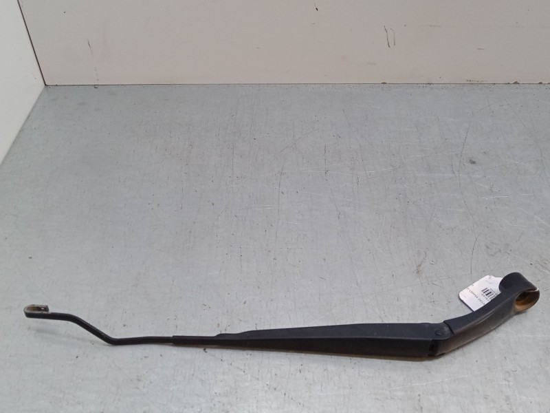 Recambio de brazo limpia delantero izquierdo para kia rio iii (ub) 1.1 crdi referencia OEM IAM   