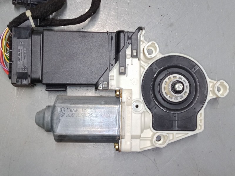 Recambio de motor elevaluna delantero izquierdo para volkswagen golf iv (1j1) 1.8 t referencia OEM IAM 1J1959801C  