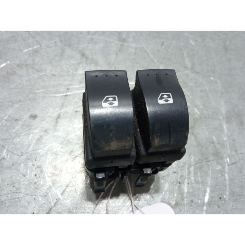 Recambio de mando elevalunas delantero izquierdo para renault clio ii (bb_, cb_) 1.5 dci (b/cb07) referencia OEM IAM   