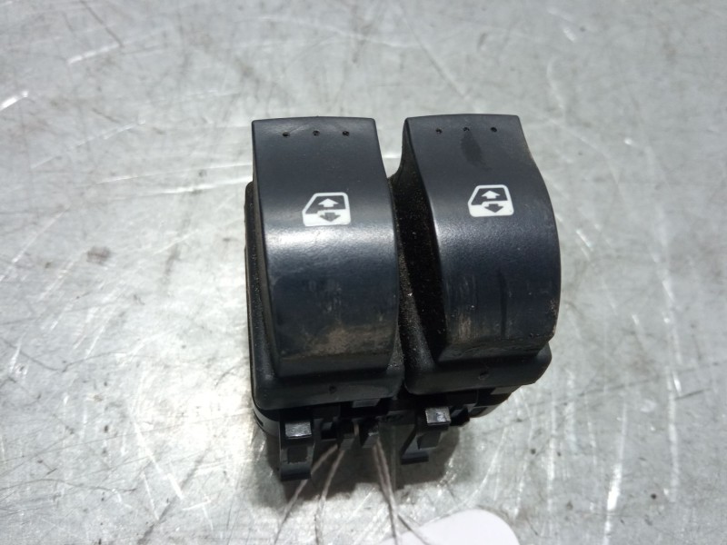 Recambio de mando elevalunas delantero izquierdo para renault clio ii (bb_, cb_) 1.5 dci (b/cb07) referencia OEM IAM   
