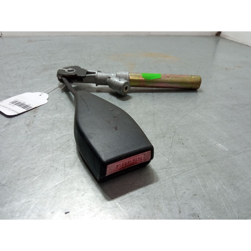 Recambio de anclaje cinturon delantero derecho para renault clio ii (bb_, cb_) 1.5 dci (b/cb07) referencia OEM IAM   