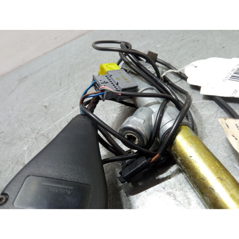 Recambio de anclaje cinturon delantero izquierdo para renault clio ii (bb_, cb_) 1.5 dci (b/cb07) referencia OEM IAM   