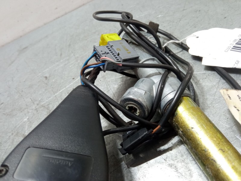 Recambio de anclaje cinturon delantero izquierdo para renault clio ii (bb_, cb_) 1.5 dci (b/cb07) referencia OEM IAM   