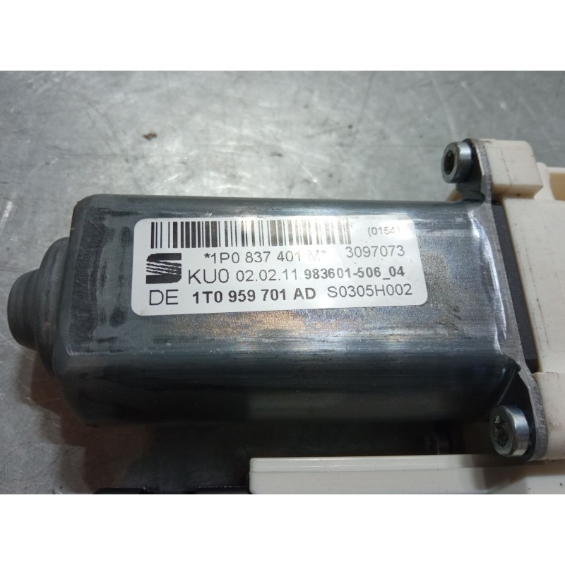 Recambio de motor elevaluna delantero izquierdo para seat leon (1p1) 1.6 tdi referencia OEM IAM 1P0837401M  1T0959701AD