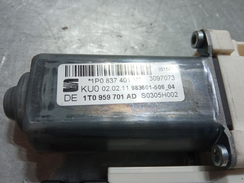 Recambio de motor elevaluna delantero izquierdo para seat leon (1p1) 1.6 tdi referencia OEM IAM 1P0837401M  1T0959701AD