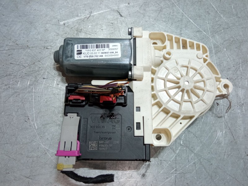 Recambio de motor elevaluna delantero derecho para seat leon (1p1) 1.6 tdi referencia OEM IAM   