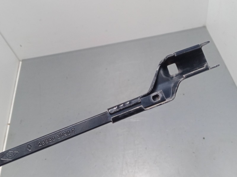 Recambio de brazo limpia delantero derecho para renault twingo ii (cn0_) 1.5 dci 75 referencia OEM IAM   