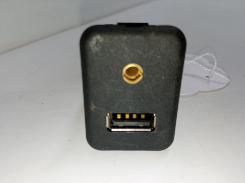 Recambio de conector usb / aux para opel corsa e (x15) 1.3 cdti (08, 68) referencia OEM IAM    Recambio de conector usb / aux para opel corsa e (x15) 1.3 cdti (08, 68) referencia OEM IAM