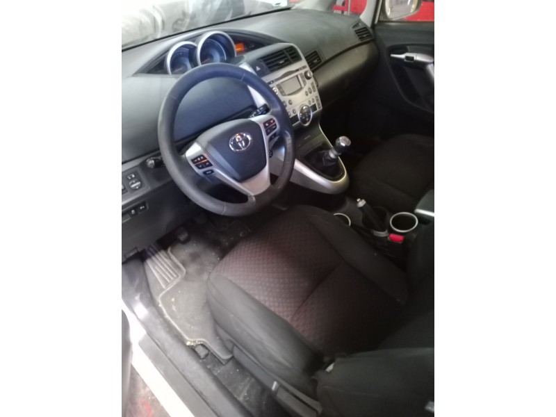 toyota verso (_r2_) del año 2011