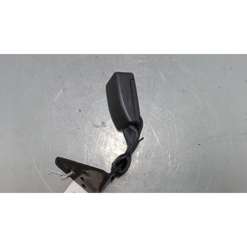 Recambio de anclaje cinturon trasero izquierdo para peugeot 208 i (ca_, cc_) 1.2 vti 82 referencia OEM IAM   