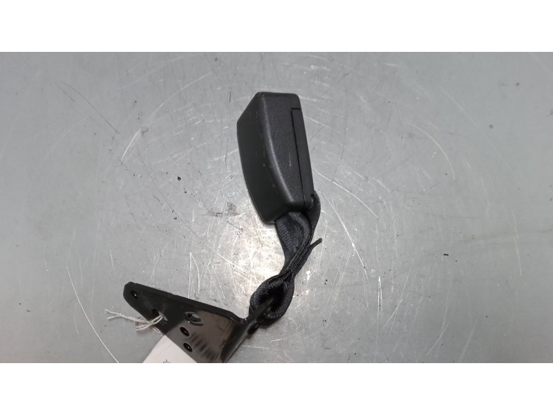 Recambio de anclaje cinturon trasero izquierdo para peugeot 208 i (ca_, cc_) 1.2 vti 82 referencia OEM IAM   