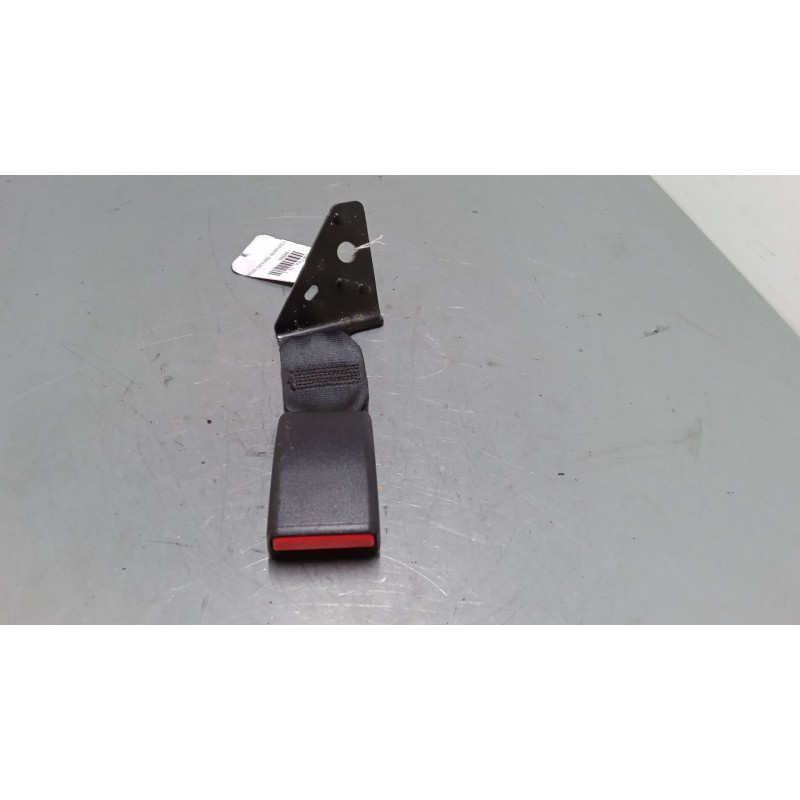 Recambio de anclaje cinturon trasero izquierdo para peugeot 208 i (ca_, cc_) 1.2 vti 82 referencia OEM IAM   